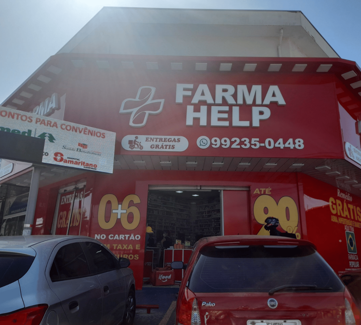 Farmacêutica atendendo cliente com atenção e cuidado