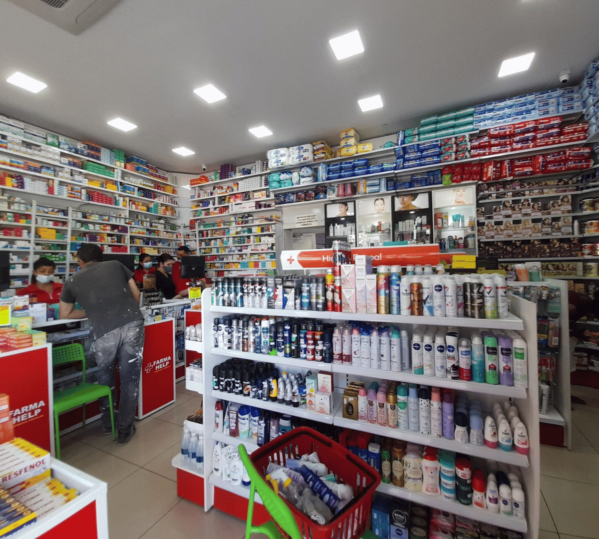 Corredor com ampla variedade de produtos de saúde e bem-estar