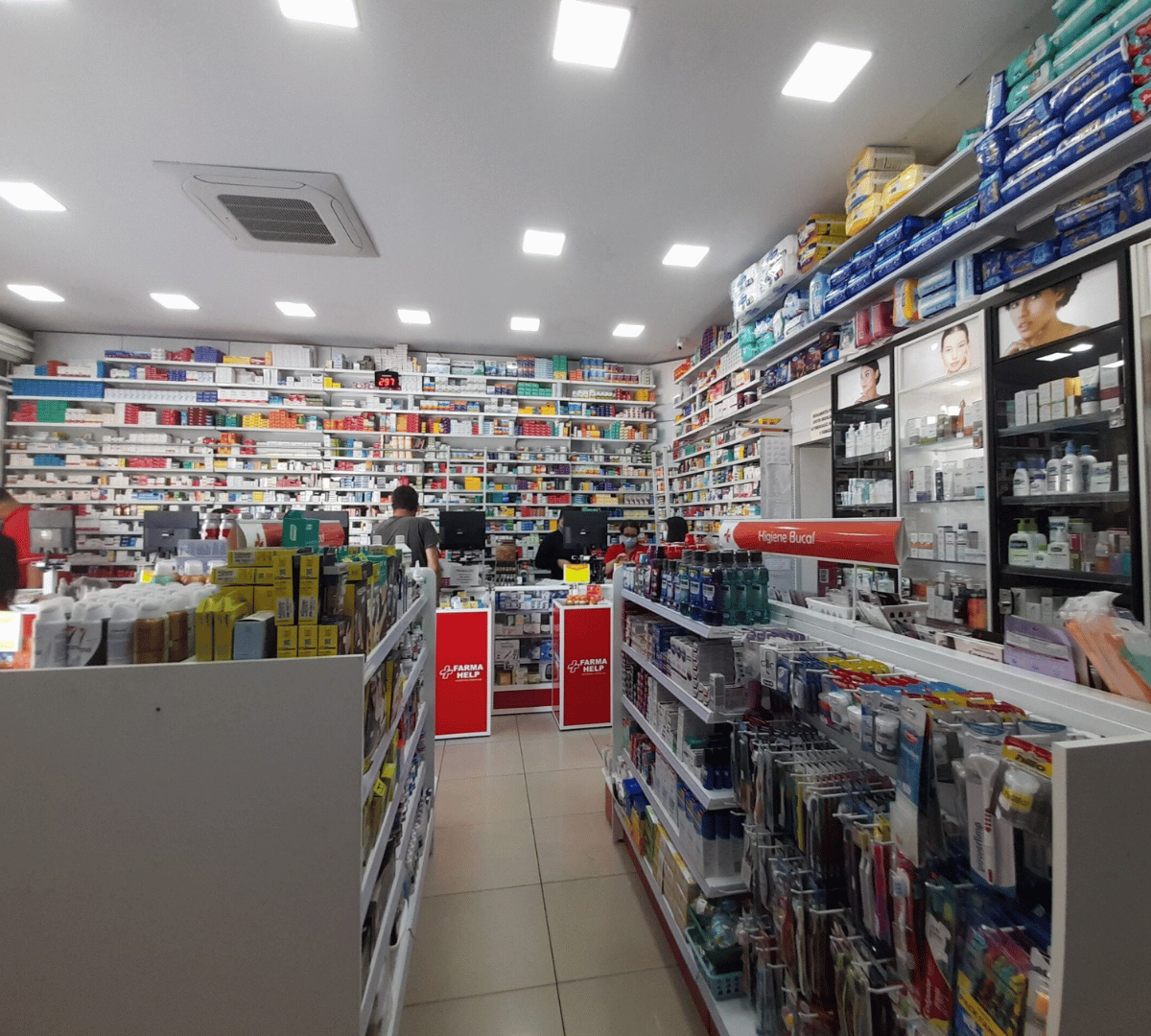 Interior espaçoso e organizado da Farmácia Farma Help